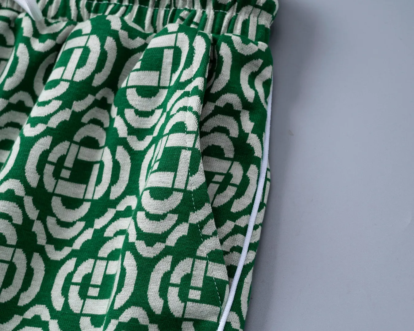 29100# New Arrival casual shorts from the official website for spring and summer 2026. The knitted jacquard fabric is handsome, the fabric is comfortable, the workmanship is rigorous, and the wiring is neat. Good upper body effect·Sizes M-3XL Green